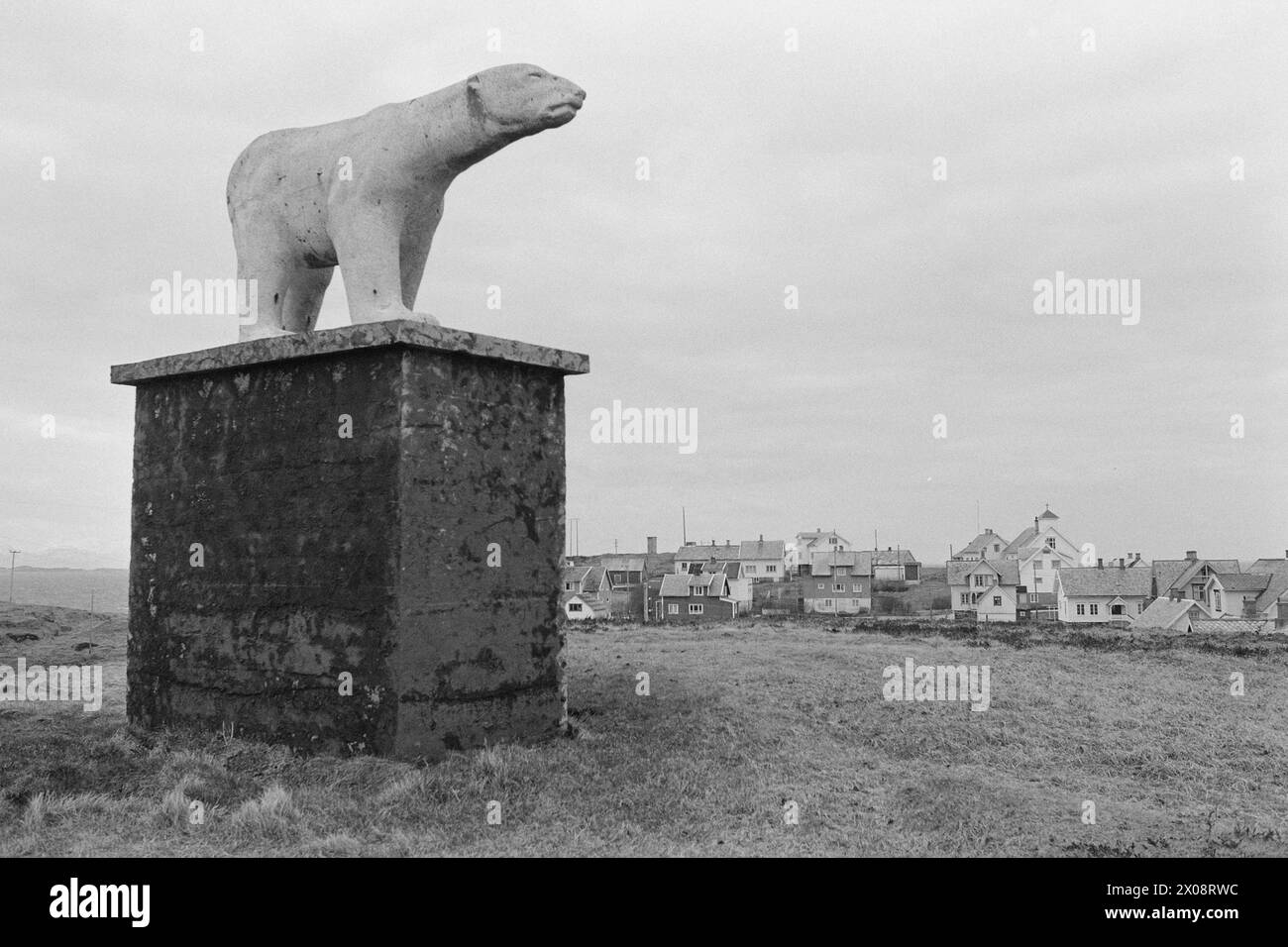 Aktuell 16 - 6 - 1973: Hundert Häuser und ein Mann als vor 20 Jahren war Bjørnsund eine lebendige Gemeinde. Heute ist nur noch eine Person in diesem Fischerdorf übrig. Jetzt wird Bjørnstad ein Touristenziel. Die Leute sind begierig, hier draußen in dieser Einsamkeit ein Haus zu kaufen. Foto: Sverre A. Børretzen / aktuell / NTB ***FOTO NICHT BEARBEITET*** Stockfoto