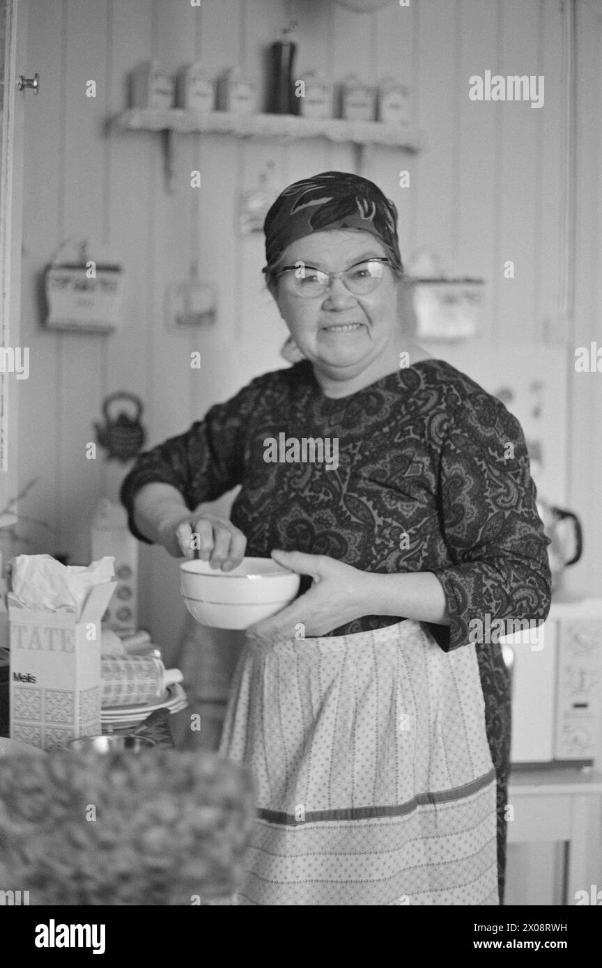 Aktuell 16 - 6 - 1973: Hundert Häuser und ein Mann als vor 20 Jahren war Bjørnsund eine lebendige Gemeinde. Heute ist nur noch eine Person in diesem Fischerdorf übrig. Jetzt wird Bjørnstad ein Touristenziel. Die Leute sind begierig, hier draußen in dieser Einsamkeit ein Haus zu kaufen. Borghild Gornitchin ist mit Bjørnsund verbunden. Sie kehrt jedes Jahr zurück, lange vor den Zugvögeln. - Wenn ich mich für immer bewegen würde, wäre die Sehnsucht nach diesem Ort zu schwer, um sie zu ertragen. Foto: Sverre A. Børretzen / aktuell / NTB ***FOTO NICHT BEARBEITET*** Stockfoto