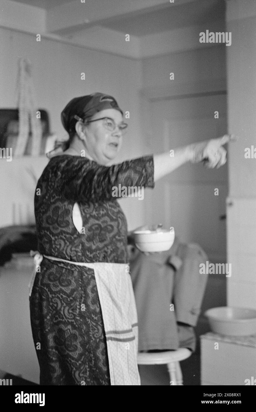 Aktuell 16 - 6 - 1973: Hundert Häuser und ein Mann als vor 20 Jahren war Bjørnsund eine lebendige Gemeinde. Heute ist nur noch eine Person in diesem Fischerdorf übrig. Jetzt wird Bjørnstad ein Touristenziel. Die Leute sind begierig, hier draußen in dieser Einsamkeit ein Haus zu kaufen. Borghild Gornitchin ist mit Bjørnsund verbunden. Sie kehrt jedes Jahr zurück, lange vor den Zugvögeln. - Wenn ich mich für immer bewegen würde, wäre die Sehnsucht nach diesem Ort zu schwer, um sie zu ertragen. Foto: Sverre A. Børretzen / aktuell / NTB ***FOTO NICHT BEARBEITET*** Stockfoto