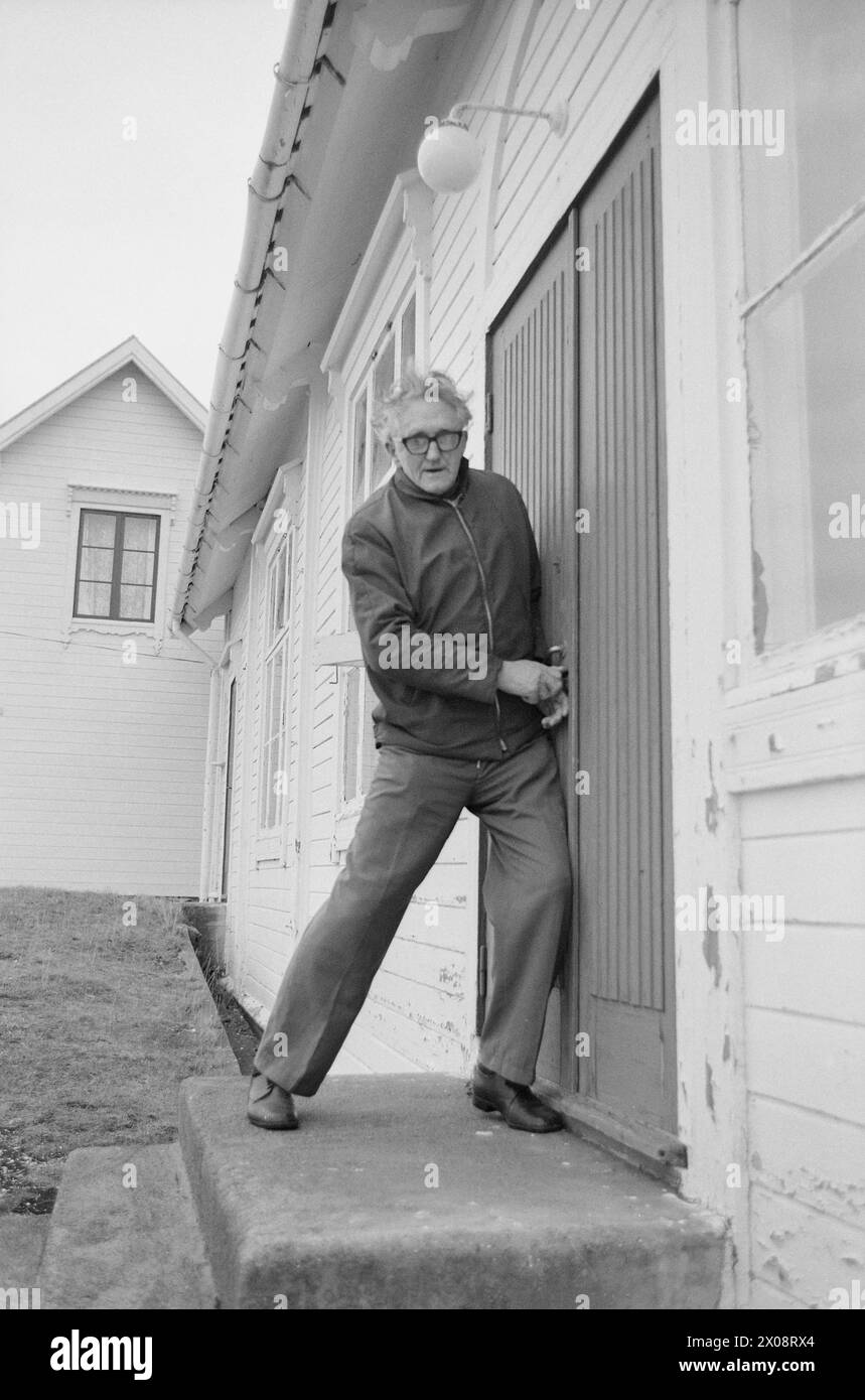 Aktuell 16 - 6 - 1973: Hundert Häuser und ein Mann als vor 20 Jahren war Bjørnsund eine lebendige Gemeinde. Heute ist nur noch eine Person in diesem Fischerdorf übrig. Jetzt wird Bjørnstad ein Touristenziel. Die Leute sind begierig, hier draußen in dieser Einsamkeit ein Haus zu kaufen. Foto: Sverre A. Børretzen / aktuell / NTB ***FOTO NICHT BEARBEITET*** Stockfoto