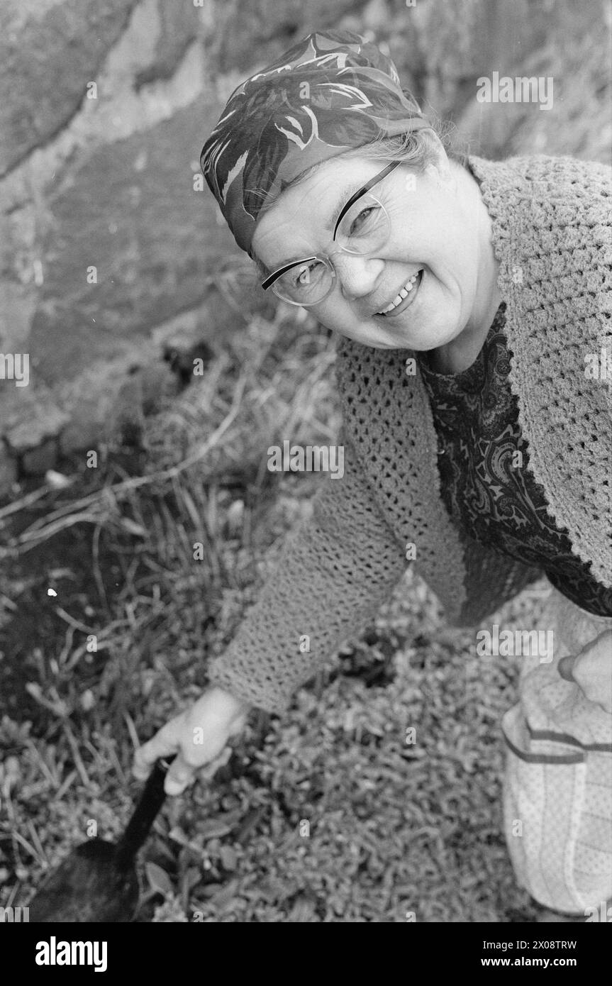 Aktuell 16 - 6 - 1973: Hundert Häuser und ein Mann als vor 20 Jahren war Bjørnsund eine lebendige Gemeinde. Heute ist nur noch eine Person in diesem Fischerdorf übrig. Jetzt wird Bjørnstad ein Touristenziel. Die Leute sind begierig, hier draußen in dieser Einsamkeit ein Haus zu kaufen. Borghild Gornitchin ist mit Bjørnsund verbunden. Sie kehrt jedes Jahr zurück, lange vor den Zugvögeln. - Wenn ich mich für immer bewegen würde, wäre die Sehnsucht nach diesem Ort zu schwer, um sie zu ertragen. Foto: Sverre A. Børretzen / aktuell / NTB ***FOTO NICHT BEARBEITET*** Stockfoto