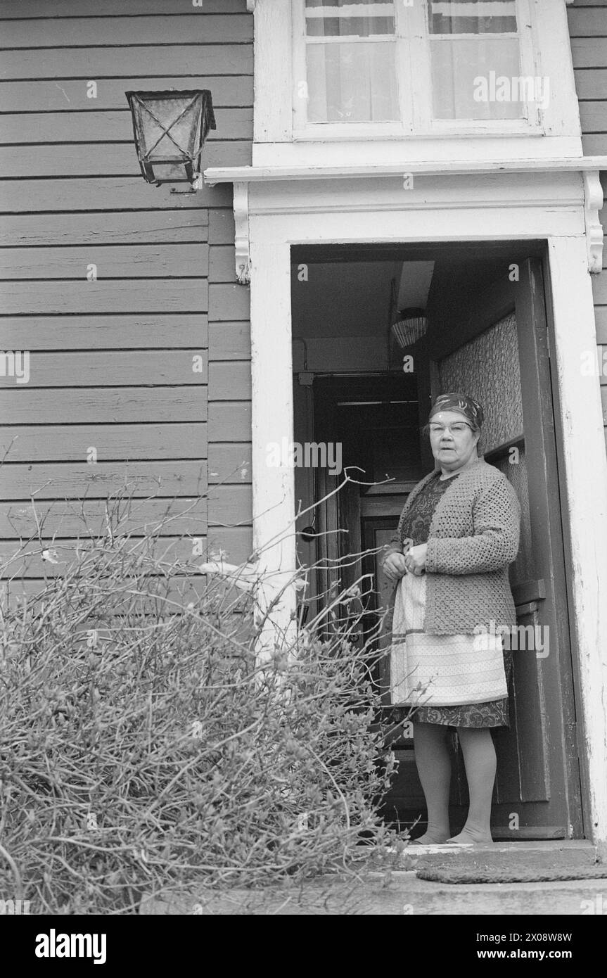 Aktuell 16 - 6 - 1973: Hundert Häuser und ein Mann als vor 20 Jahren war Bjørnsund eine lebendige Gemeinde. Heute ist nur noch eine Person in diesem Fischerdorf übrig. Jetzt wird Bjørnstad ein Touristenziel. Die Leute sind begierig, hier draußen in dieser Einsamkeit ein Haus zu kaufen. Borghild Gornitchin ist mit Bjørnsund verbunden. Sie kehrt jedes Jahr zurück, lange vor den Zugvögeln. - Wenn ich mich für immer bewegen würde, wäre die Sehnsucht nach diesem Ort zu schwer, um sie zu ertragen. Foto: Sverre A. Børretzen / aktuell / NTB ***FOTO NICHT BEARBEITET*** Stockfoto