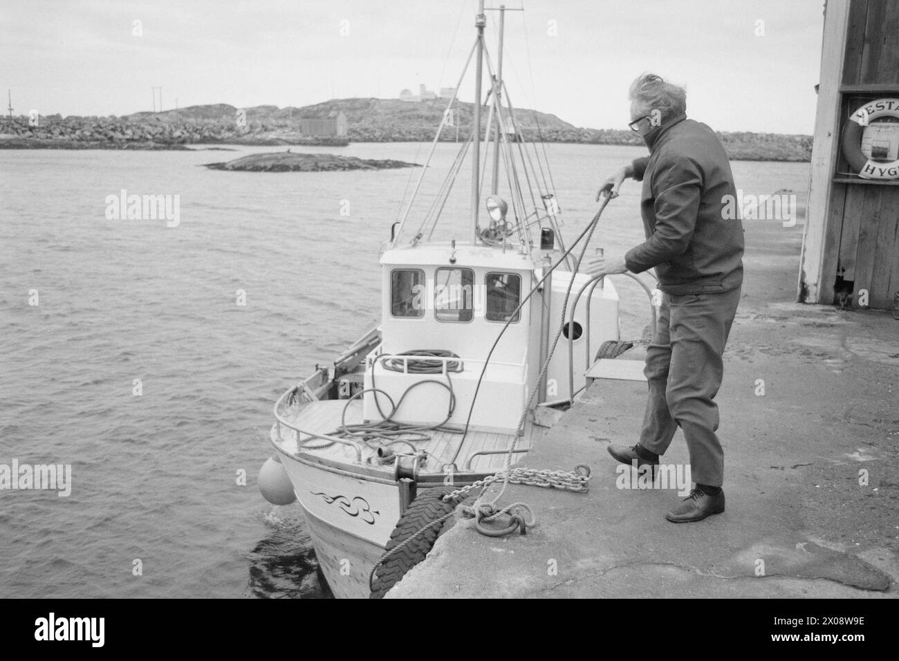 Aktuell 16 - 6 - 1973: Hundert Häuser und ein Mann als vor 20 Jahren war Bjørnsund eine lebendige Gemeinde. Heute ist nur noch eine Person in diesem Fischerdorf übrig. Jetzt wird Bjørnstad ein Touristenziel. Die Leute sind begierig, hier draußen in dieser Einsamkeit ein Haus zu kaufen. Foto: Sverre A. Børretzen / aktuell / NTB ***FOTO NICHT BEARBEITET*** Stockfoto