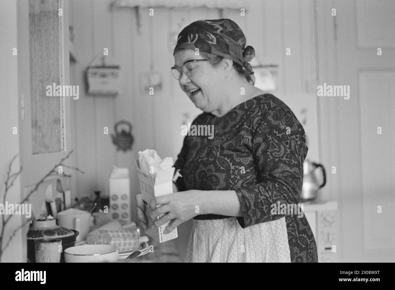 Aktuell 16 - 6 - 1973: Hundert Häuser und ein Mann als vor 20 Jahren war Bjørnsund eine lebendige Gemeinde. Heute ist nur noch eine Person in diesem Fischerdorf übrig. Jetzt wird Bjørnstad ein Touristenziel. Die Leute sind begierig, hier draußen in dieser Einsamkeit ein Haus zu kaufen. Borghild Gornitchin ist mit Bjørnsund verbunden. Sie kehrt jedes Jahr zurück, lange vor den Zugvögeln. - Wenn ich mich für immer bewegen würde, wäre die Sehnsucht nach diesem Ort zu schwer, um sie zu ertragen. Foto: Sverre A. Børretzen / aktuell / NTB ***FOTO NICHT BEARBEITET*** Stockfoto