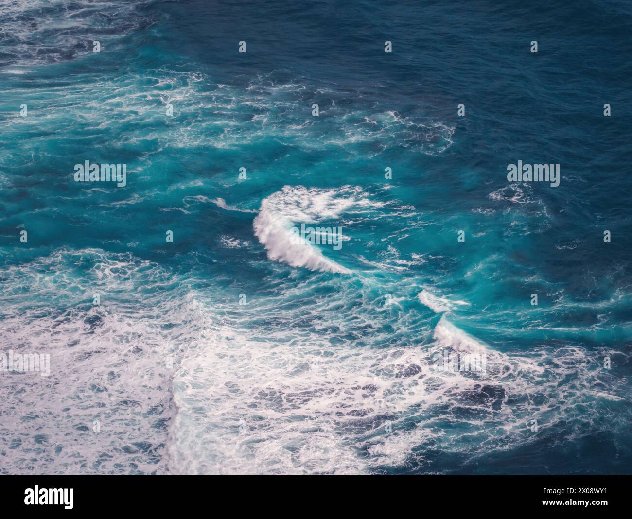 Aus der Vogelperspektive das türkisfarbene Wasser mit dynamischen weißen Wellen, die vor der Küste der Insel La Palma in Spanien abstürzen Stockfoto