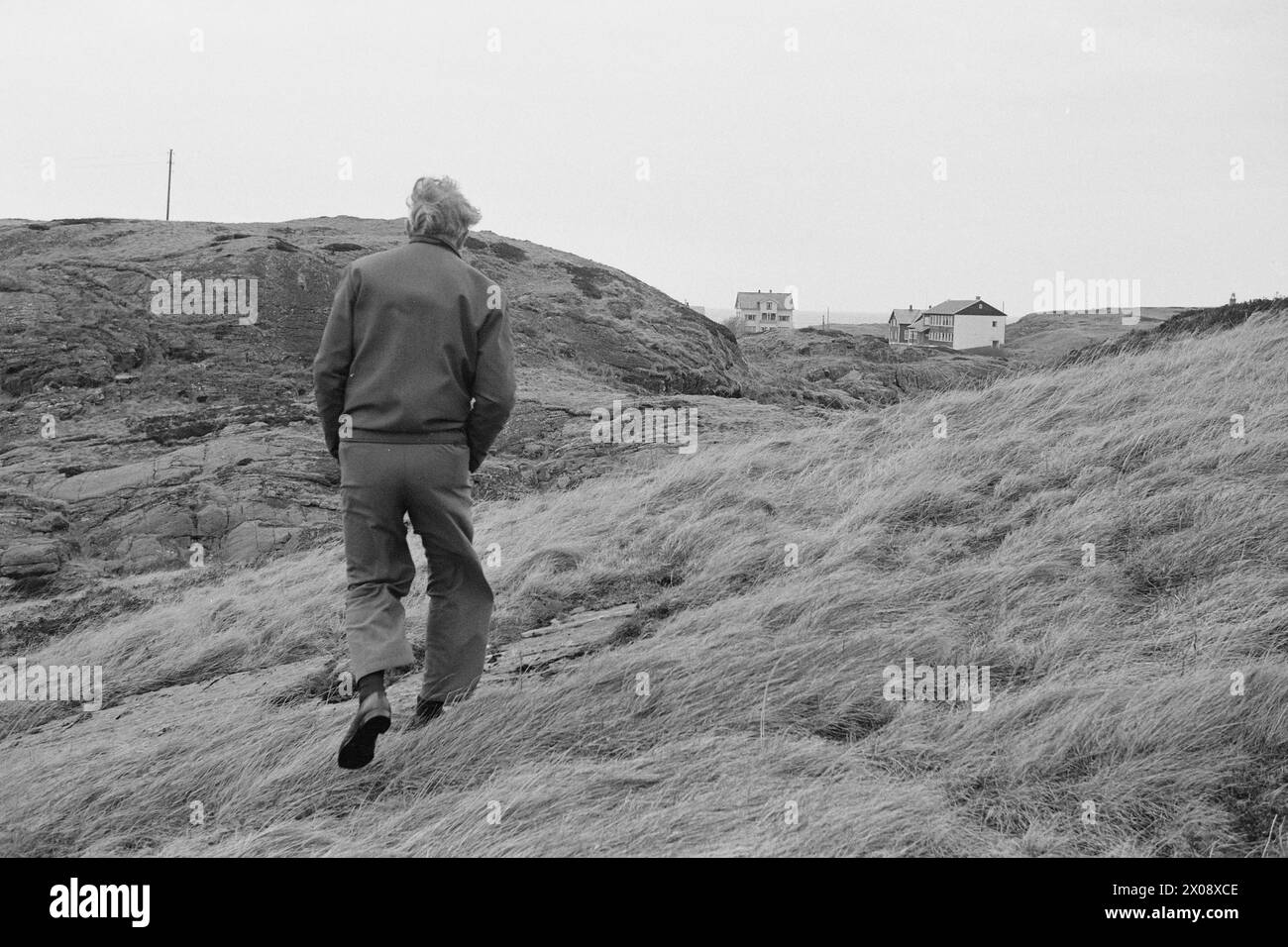 Aktuell 16 - 6 - 1973: Hundert Häuser und ein Mann als vor 20 Jahren war Bjørnsund eine lebendige Gemeinde. Heute ist nur noch eine Person in diesem Fischerdorf übrig. Jetzt wird Bjørnstad ein Touristenziel. Die Leute sind begierig, hier draußen in dieser Einsamkeit ein Haus zu kaufen. Foto: Sverre A. Børretzen / aktuell / NTB ***FOTO NICHT BEARBEITET*** Stockfoto