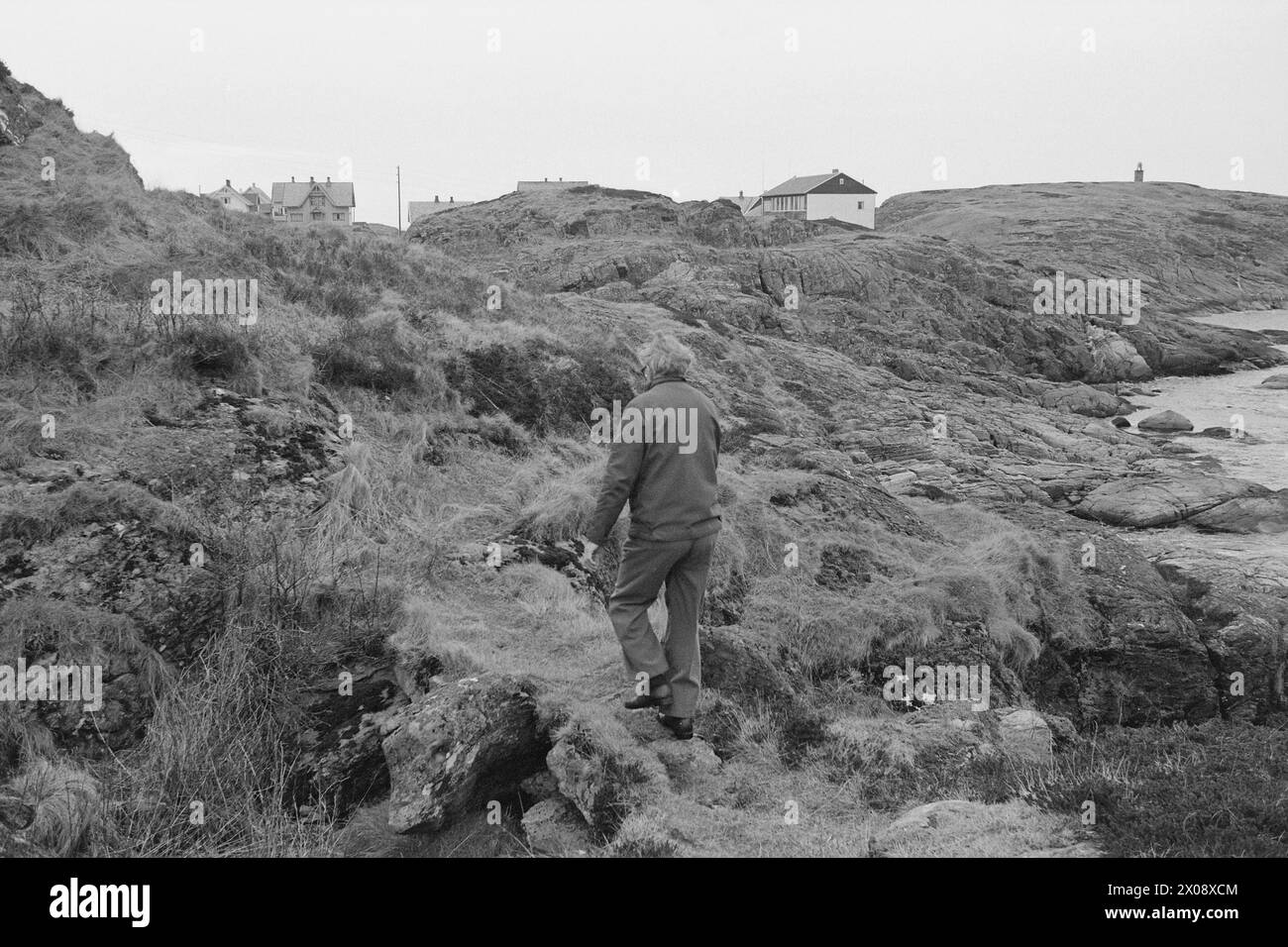 Aktuell 16 - 6 - 1973: Hundert Häuser und ein Mann als vor 20 Jahren war Bjørnsund eine lebendige Gemeinde. Heute ist nur noch eine Person in diesem Fischerdorf übrig. Jetzt wird Bjørnstad ein Touristenziel. Die Leute sind begierig, hier draußen in dieser Einsamkeit ein Haus zu kaufen. Foto: Sverre A. Børretzen / aktuell / NTB ***FOTO NICHT BEARBEITET*** Stockfoto