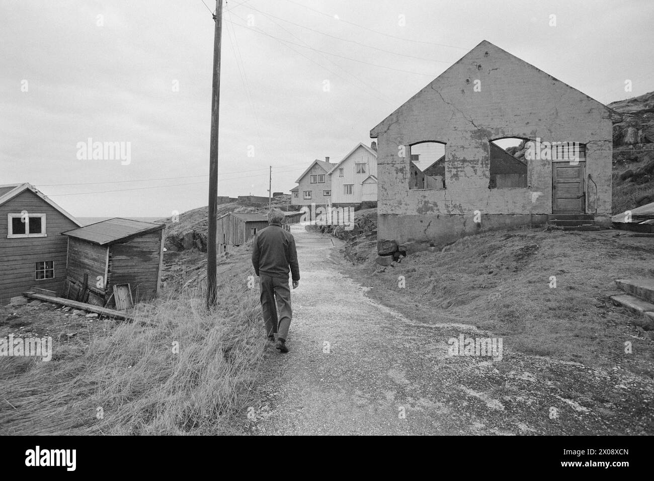 Aktuell 16 - 6 - 1973: Hundert Häuser und ein Mann als vor 20 Jahren war Bjørnsund eine lebendige Gemeinde. Heute ist nur noch eine Person in diesem Fischerdorf übrig. Jetzt wird Bjørnstad ein Touristenziel. Die Leute sind begierig, hier draußen in dieser Einsamkeit ein Haus zu kaufen. Foto: Sverre A. Børretzen / aktuell / NTB ***FOTO NICHT BEARBEITET*** Stockfoto