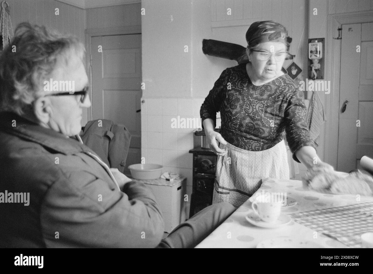 Aktuell 16 - 6 - 1973: Hundert Häuser und ein Mann als vor 20 Jahren war Bjørnsund eine lebendige Gemeinde. Heute ist nur noch eine Person in diesem Fischerdorf übrig. Jetzt wird Bjørnstad ein Touristenziel. Die Leute sind begierig, hier draußen in dieser Einsamkeit ein Haus zu kaufen. Foto: Sverre A. Børretzen / aktuell / NTB ***FOTO NICHT BEARBEITET*** Stockfoto