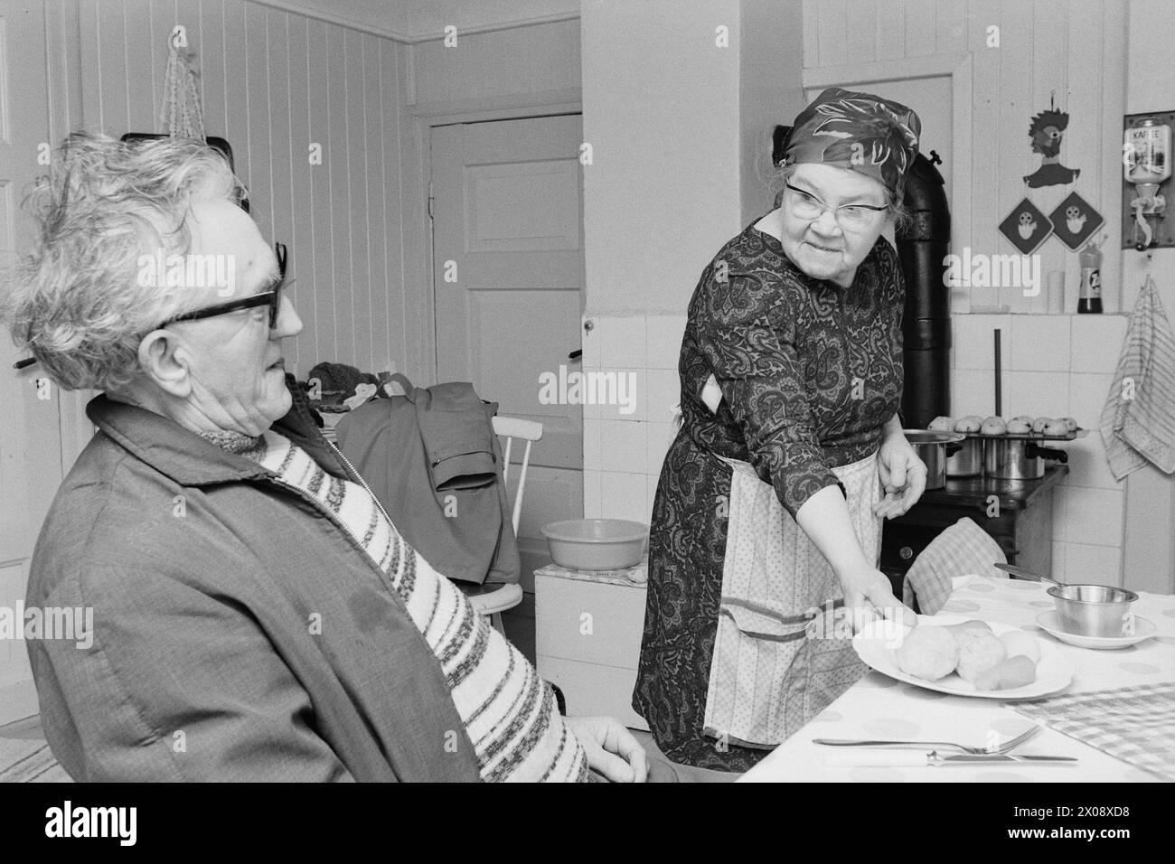 Aktuell 16 - 6 - 1973: Hundert Häuser und ein Mann als vor 20 Jahren war Bjørnsund eine lebendige Gemeinde. Heute ist nur noch eine Person in diesem Fischerdorf übrig. Jetzt wird Bjørnstad ein Touristenziel. Die Leute sind begierig, hier draußen in dieser Einsamkeit ein Haus zu kaufen. Borghild Gornitchin ist mit Bjørnsund verbunden. Sie kehrt jedes Jahr zurück, lange vor den Zugvögeln. Für den Einsiedler Rolf Thoresen wird das Leben viel heller, wenn Borghild nach Hause kommt, nachdem er den Winter mit einer Tochter in Østfold verbracht hat. Oft bleibt sie mit einem guten Abendessen auf, wie hier. - Wenn Stockfoto