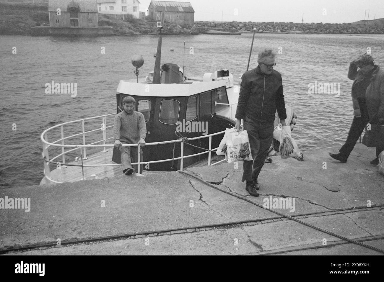 Aktuell 16 - 6 - 1973: Hundert Häuser und ein Mann als vor 20 Jahren war Bjørnsund eine lebendige Gemeinde. Heute ist nur noch eine Person in diesem Fischerdorf übrig. Jetzt wird Bjørnstad ein Touristenziel. Die Leute sind begierig, hier draußen in dieser Einsamkeit ein Haus zu kaufen. Foto: Sverre A. Børretzen / aktuell / NTB ***FOTO NICHT BEARBEITET*** Stockfoto