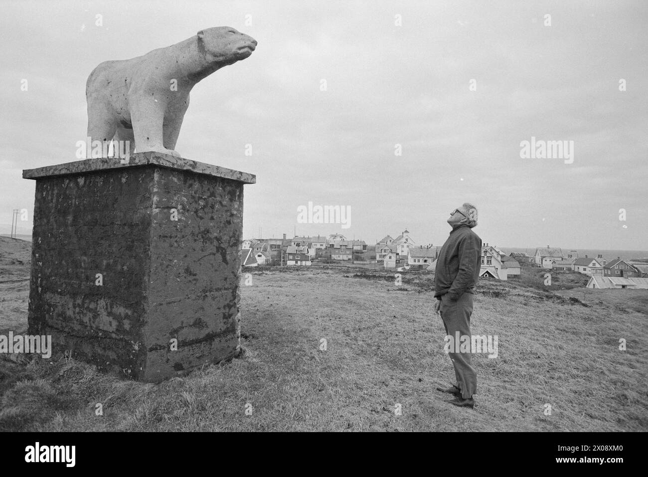 Aktuell 16 - 6 - 1973: Hundert Häuser und ein Mann als vor 20 Jahren war Bjørnsund eine lebendige Gemeinde. Heute ist nur noch eine Person in diesem Fischerdorf übrig. Jetzt wird Bjørnstad ein Touristenziel. Die Leute sind begierig, hier draußen in dieser Einsamkeit ein Haus zu kaufen. Foto: Sverre A. Børretzen / aktuell / NTB ***FOTO NICHT BEARBEITET*** Stockfoto