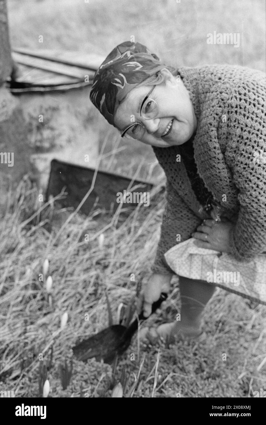 Aktuell 16 - 6 - 1973: Hundert Häuser und ein Mann als vor 20 Jahren war Bjørnsund eine lebendige Gemeinde. Heute ist nur noch eine Person in diesem Fischerdorf übrig. Jetzt wird Bjørnstad ein Touristenziel. Die Leute sind begierig, hier draußen in dieser Einsamkeit ein Haus zu kaufen. Borghild Gornitchin ist mit Bjørnsund verbunden. Sie kehrt jedes Jahr zurück, lange vor den Zugvögeln. - Wenn ich mich für immer bewegen würde, wäre die Sehnsucht nach diesem Ort zu schwer, um sie zu ertragen. Foto: Sverre A. Børretzen / aktuell / NTB ***FOTO NICHT BEARBEITET*** Stockfoto