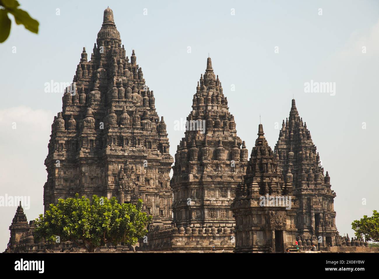 Alte hinduistische Tempel stehen hoch unter dem klaren Himmel in Yogyakarta, Indonesien, ein Zeugnis der reichen Geschichte und Kultur des Landes Stockfoto