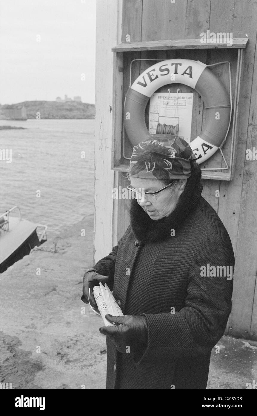Aktuell 16 - 6 - 1973: Hundert Häuser und ein Mann als vor 20 Jahren war Bjørnsund eine lebendige Gemeinde. Heute ist nur noch eine Person in diesem Fischerdorf übrig. Jetzt wird Bjørnstad ein Touristenziel. Die Leute sind begierig, hier draußen in dieser Einsamkeit ein Haus zu kaufen. Borghild Gornitchin ist mit Bjørnsund verbunden. Sie kehrt jedes Jahr zurück, lange vor den Zugvögeln. - Wenn ich mich für immer bewegen würde, wäre die Sehnsucht nach diesem Ort zu schwer, um sie zu ertragen. Foto: Sverre A. Børretzen / aktuell / NTB ***FOTO NICHT BEARBEITET*** Stockfoto
