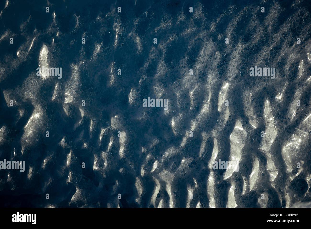 Eine abstrakte Luftaufnahme der strukturierten Eisflächen in Island, die ein einzigartiges Muster erzeugt, das an ein außerirdisches Gelände erinnert Stockfoto