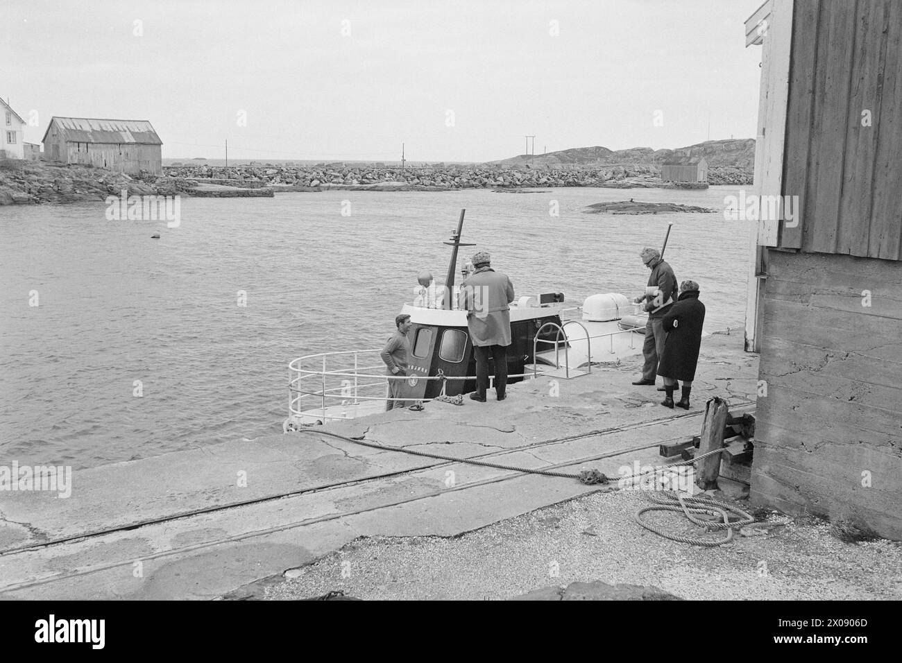 Aktuell 16 - 6 - 1973: Hundert Häuser und ein Mann als vor 20 Jahren war Bjørnsund eine lebendige Gemeinde. Heute ist nur noch eine Person in diesem Fischerdorf übrig. Jetzt wird Bjørnstad ein Touristenziel. Die Leute sind begierig, hier draußen in dieser Einsamkeit ein Haus zu kaufen. Foto: Sverre A. Børretzen / aktuell / NTB ***FOTO NICHT BEARBEITET*** Stockfoto