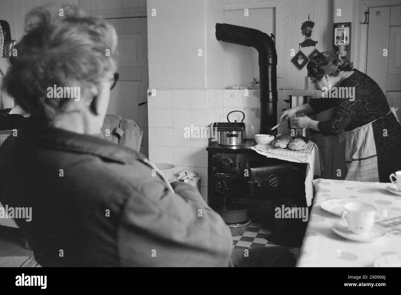 Aktuell 16 - 6 - 1973: Hundert Häuser und ein Mann als vor 20 Jahren war Bjørnsund eine lebendige Gemeinde. Heute ist nur noch eine Person in diesem Fischerdorf übrig. Jetzt wird Bjørnstad ein Touristenziel. Die Leute sind begierig, hier draußen in dieser Einsamkeit ein Haus zu kaufen. Borghild Gornitchin ist mit Bjørnsund verbunden. Sie kehrt jedes Jahr zurück, lange vor den Zugvögeln. Für den Einsiedler Rolf Thoresen wird das Leben viel heller, wenn Borghild nach Hause kommt, nachdem er den Winter mit einer Tochter in Østfold verbracht hat. Oft bleibt sie mit einem guten Abendessen auf, wie hier. - Wenn Stockfoto