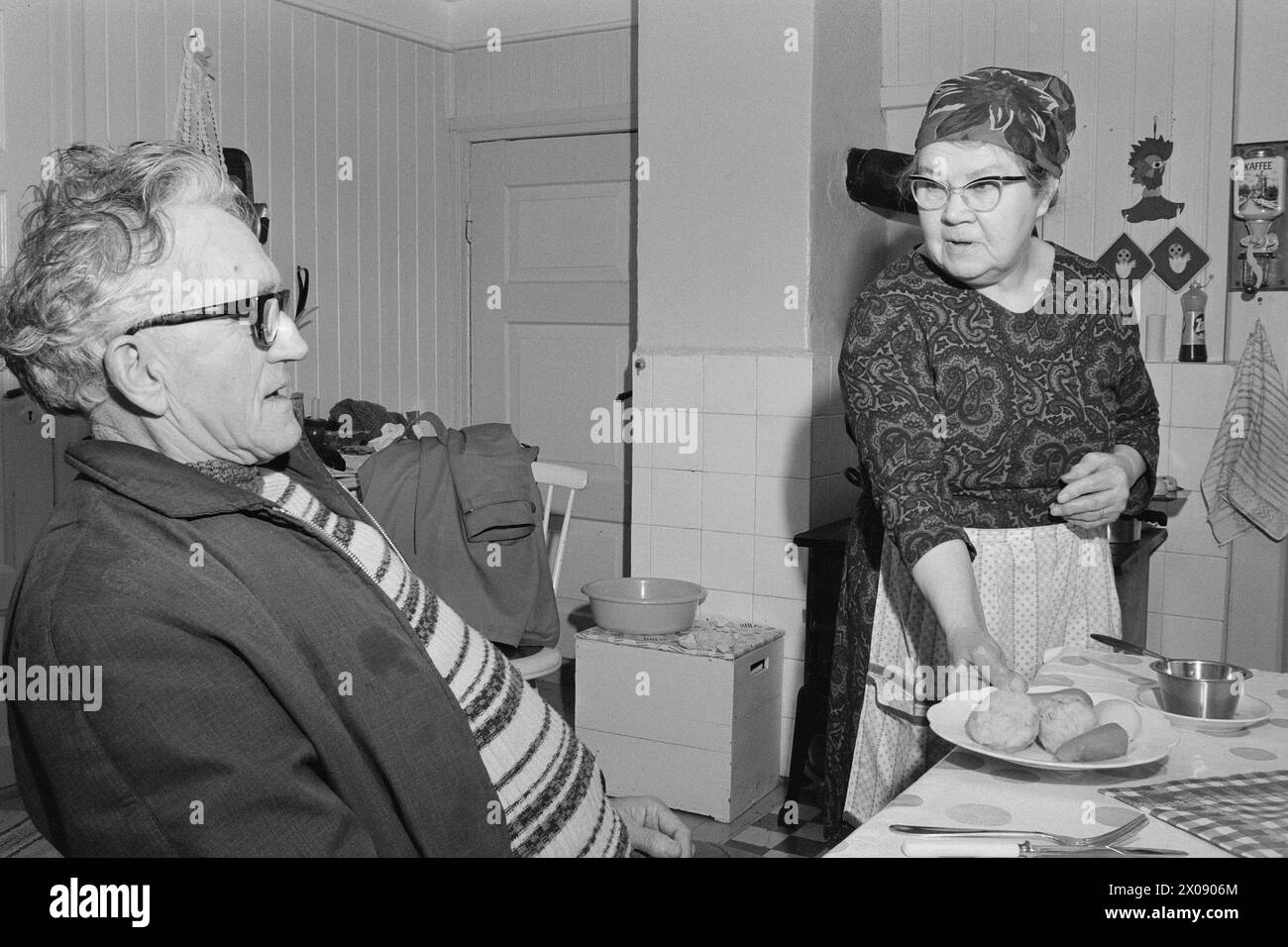 Aktuell 16 - 6 - 1973: Hundert Häuser und ein Mann als vor 20 Jahren war Bjørnsund eine lebendige Gemeinde. Heute ist nur noch eine Person in diesem Fischerdorf übrig. Jetzt wird Bjørnstad ein Touristenziel. Die Leute sind begierig, hier draußen in dieser Einsamkeit ein Haus zu kaufen. Borghild Gornitchin ist mit Bjørnsund verbunden. Sie kehrt jedes Jahr zurück, lange vor den Zugvögeln. Für den Einsiedler Rolf Thoresen wird das Leben viel heller, wenn Borghild nach Hause kommt, nachdem er den Winter mit einer Tochter in Østfold verbracht hat. Oft bleibt sie mit einem guten Abendessen auf, wie hier. - Wenn Stockfoto