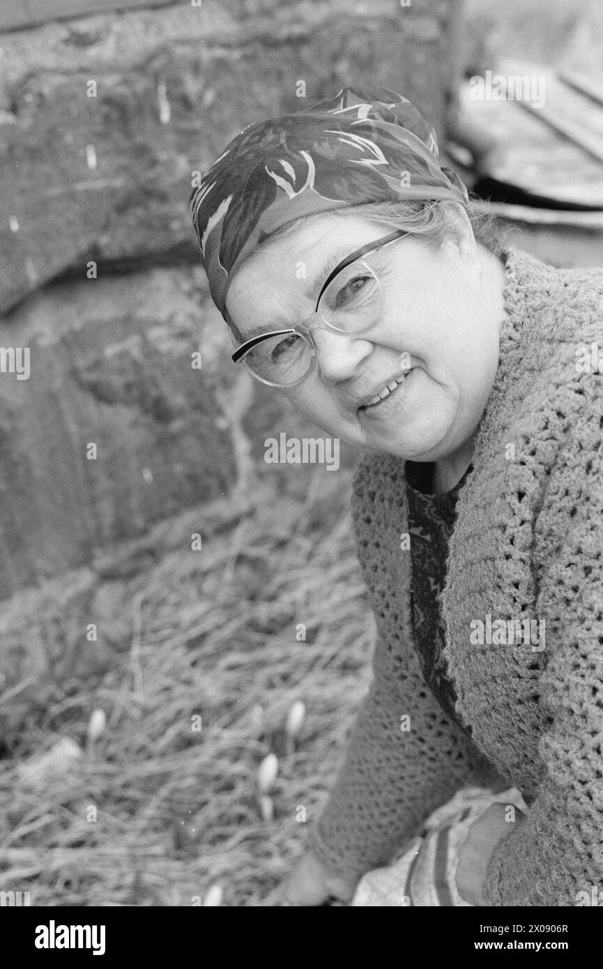 Aktuell 16 - 6 - 1973: Hundert Häuser und ein Mann als vor 20 Jahren war Bjørnsund eine lebendige Gemeinde. Heute ist nur noch eine Person in diesem Fischerdorf übrig. Jetzt wird Bjørnstad ein Touristenziel. Die Leute sind begierig, hier draußen in dieser Einsamkeit ein Haus zu kaufen. Borghild Gornitchin ist mit Bjørnsund verbunden. Sie kehrt jedes Jahr zurück, lange vor den Zugvögeln. - Wenn ich mich für immer bewegen würde, wäre die Sehnsucht nach diesem Ort zu schwer, um sie zu ertragen. Foto: Sverre A. Børretzen / aktuell / NTB ***FOTO NICHT BEARBEITET*** Stockfoto