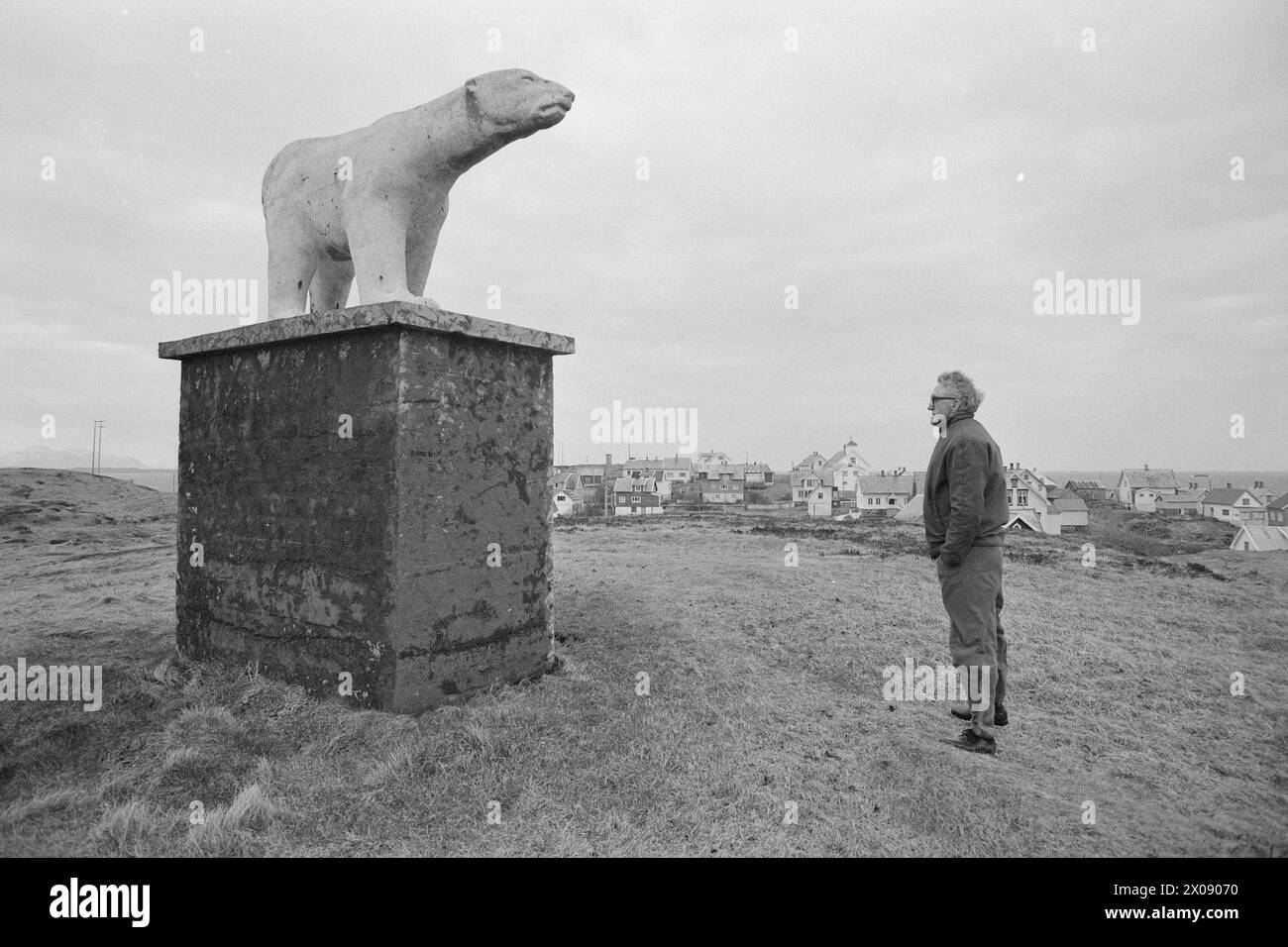Aktuell 16 - 6 - 1973: Hundert Häuser und ein Mann als vor 20 Jahren war Bjørnsund eine lebendige Gemeinde. Heute ist nur noch eine Person in diesem Fischerdorf übrig. Jetzt wird Bjørnstad ein Touristenziel. Die Leute sind begierig, hier draußen in dieser Einsamkeit ein Haus zu kaufen. Foto: Sverre A. Børretzen / aktuell / NTB ***FOTO NICHT BEARBEITET*** Stockfoto