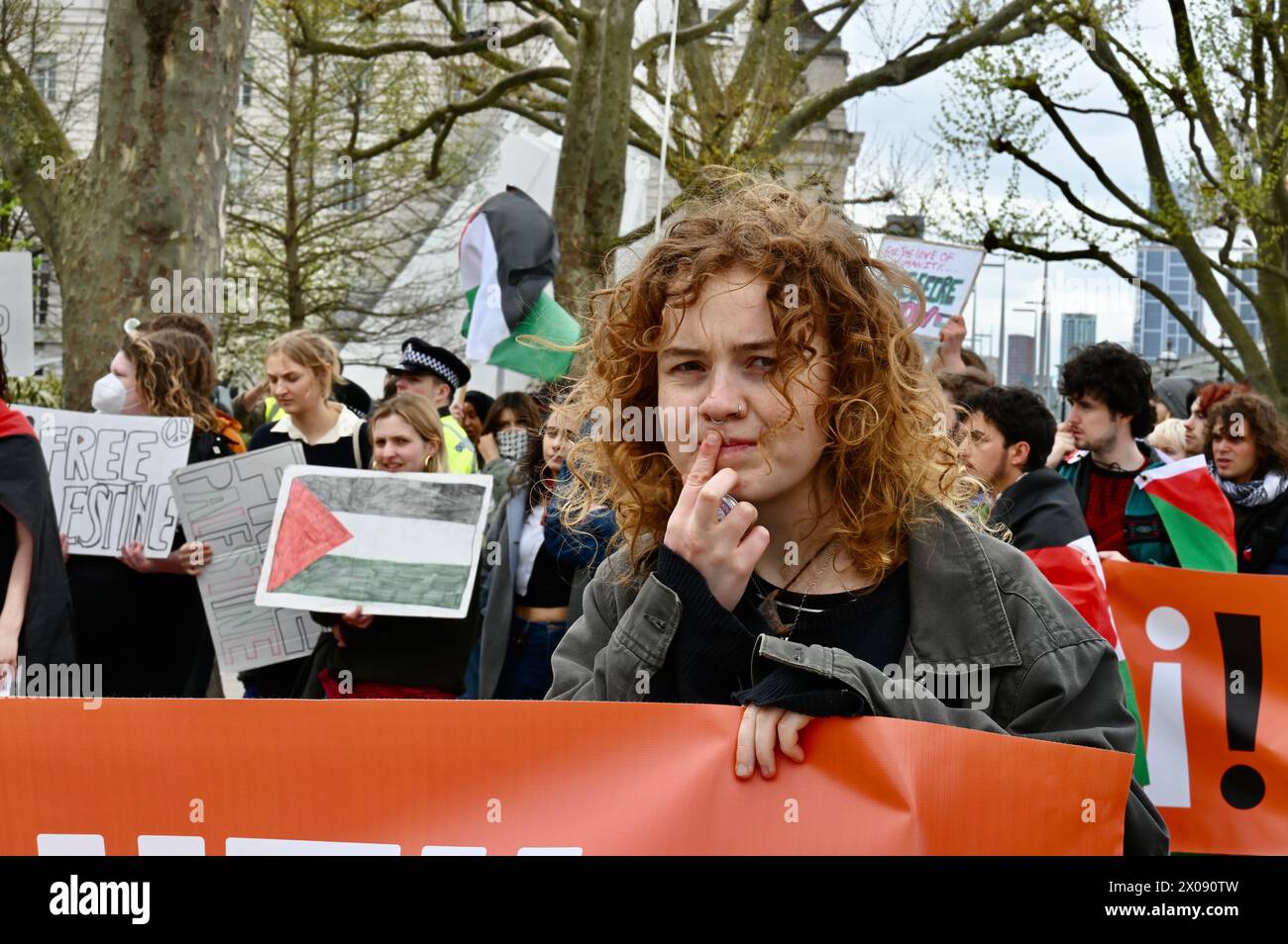 London, Großbritannien. Die Aktivistengruppen Youth Demand and and Palestine Action haben sich zusammengeschlossen, um für ein Waffenembargo und ein Ende der gesamten Entwicklung fossiler Brennstoffe in Großbritannien zu protestieren. Quelle: michael melia/Alamy Live News Stockfoto