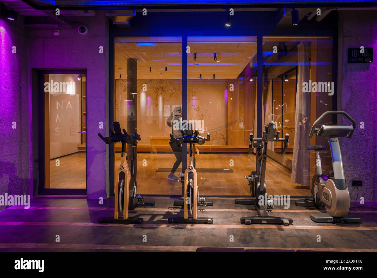 Luxus-Fitnesscenter mit Heimtrainer und Ellipsentrainer, Zermatt, Schweiz Stockfoto