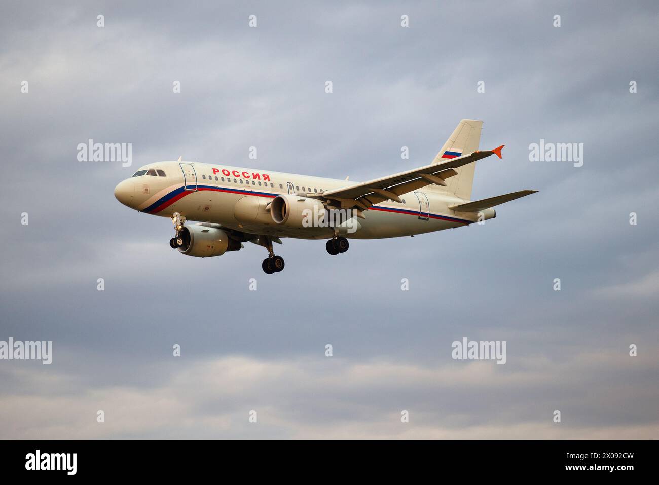 SANKT PETERSBURG, RUSSLAND - 31. OKTOBER 2015: Der Airbus A3319-111 (VQ-BAT) von Rossiya Airlines fliegt am bewölkten Abendhimmel Stockfoto