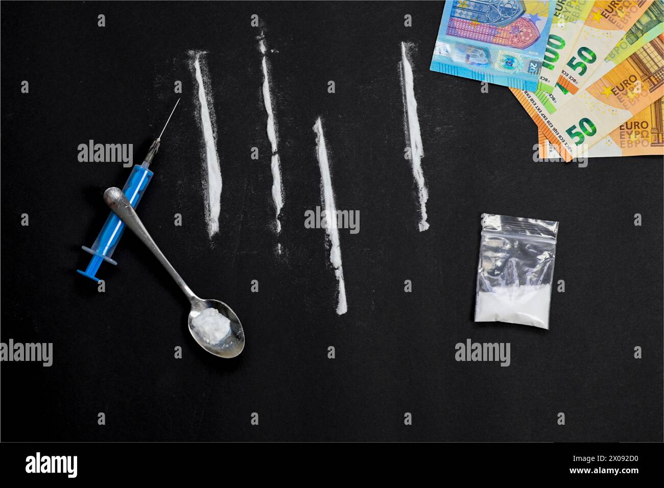 Kokain mit Spritze und Löffel, Beutel voller Heroin auf schwarzem Hintergrund und Stapel Euro-Geld. Stoppen Sie Drogen und sucht. Stockfoto