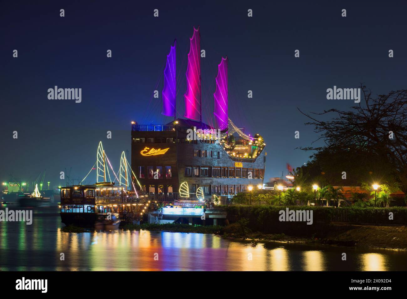 HO-CHI-MINH-STADT, VIETNAM - 20. DEZEMBER 2015: Zwei Sightseeing-Schiffe im Hafen des Ho-Chi-Minh-Flusses Stockfoto