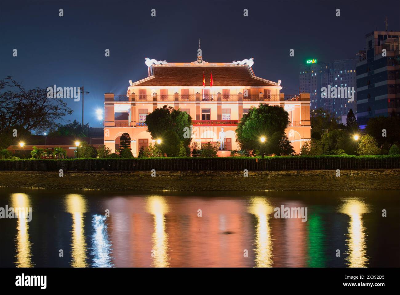 HO-CHI-MINH-STADT, VIETNAM - 20. DEZEMBER 2015: Ho-Chi-Minh-Museum am Ufer bei Nacht Stockfoto