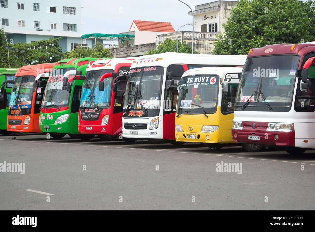 VUNG TAU, VIETNAM - 23. DEZEMBER 2015: Mehrfarbige Überlandbusse am Busbahnhof Stockfoto