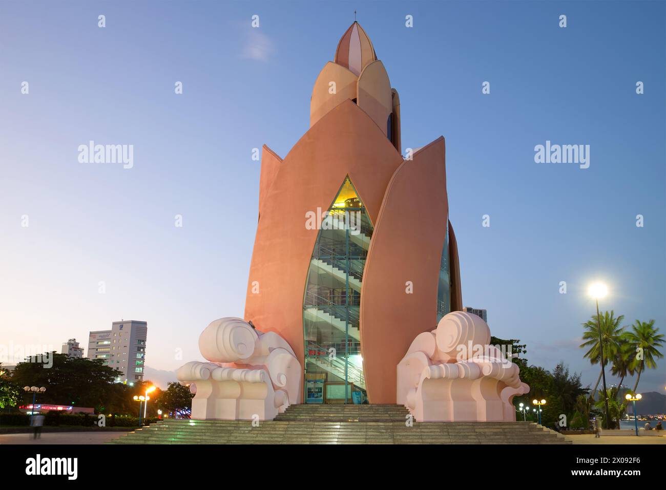 NHA TRANG, VIETNAM - 29. DEZEMBER 2015: Tower Lotus in Close Up. Dämmerung in Nha Trang Stockfoto