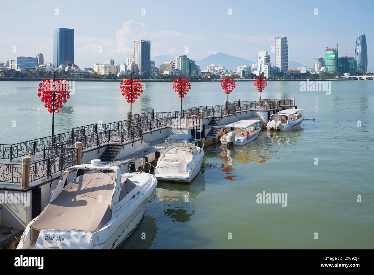 DANANG, VIETNAM - 6. JANUAR 2016: An einem sonnigen Morgen legen Touristenboote auf dem Han-Fluss an Stockfoto