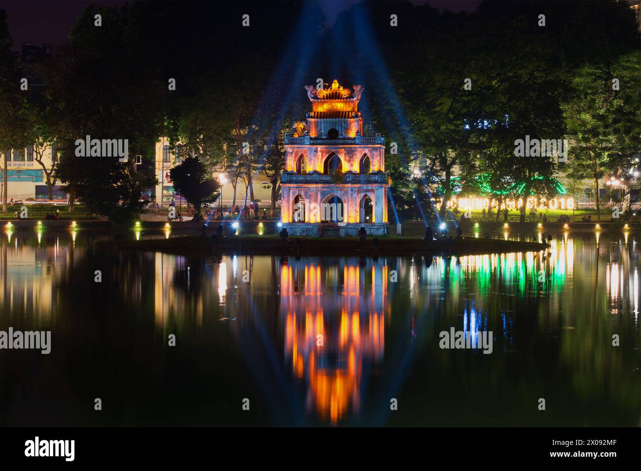 HANOI, VIETNAM - 10. JANUAR 2016: Turtle Tower am Hoan Kiem Lake im Rampenlicht. Das historische Zentrum von Hanoi Stockfoto