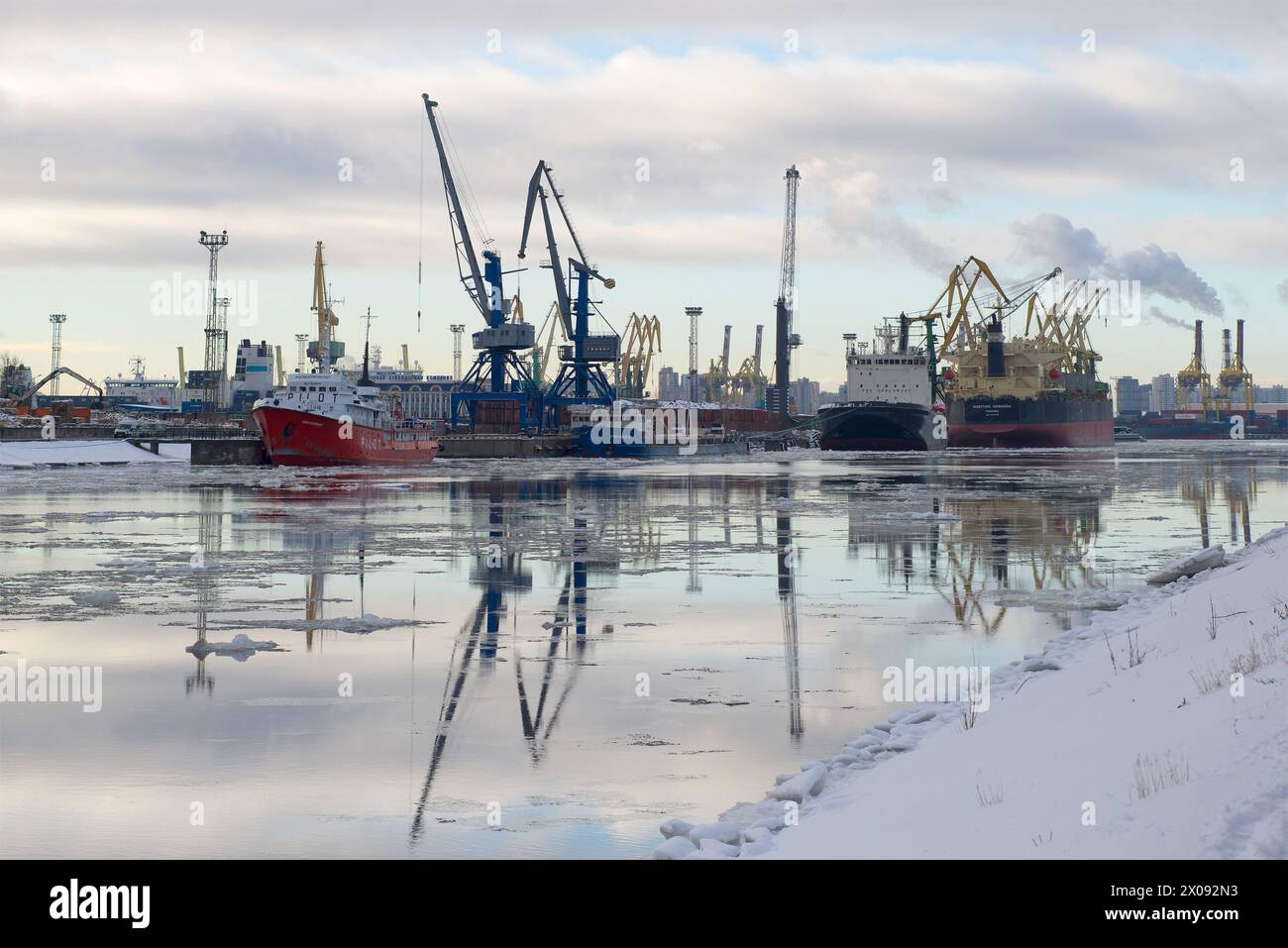 ST. PETERSBURG, RUSSLAND - 17. FEBRUAR 2016: Kanonerskiy-Kanal - das Gebiet des großen Frachthafens von Sankt Petersburg an einem bewölkten Februarmorgen Stockfoto