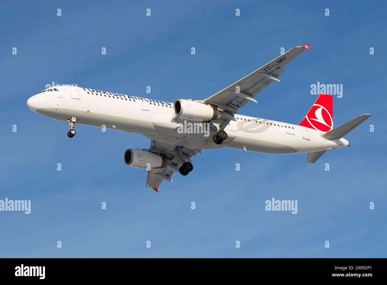 ST. PETERSBURG, RUSSLAND - 17. FEBRUAR 2016: Die Flugzeuge des Typs Turkish Airlines Airbus A321-231 (TC-JMH) auf dem Gleitweg vor der Landung auf dem Flughafen Pulkovo Stockfoto
