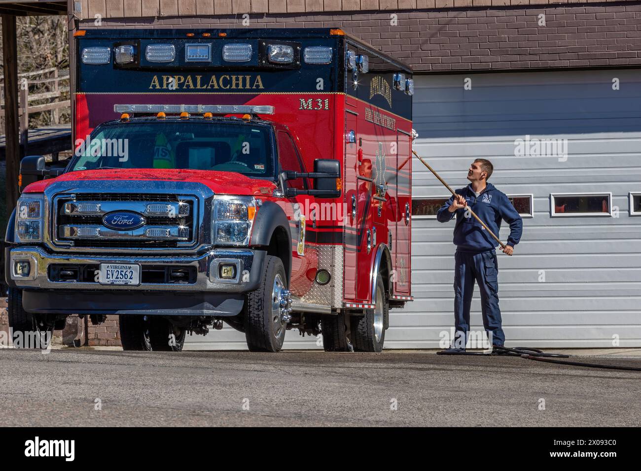 Big Stone Gap, Virginia, USA - 19. Februar 2024: Ein Feuerwehrmann wäscht medizinischen Notfall-LKW. Stockfoto