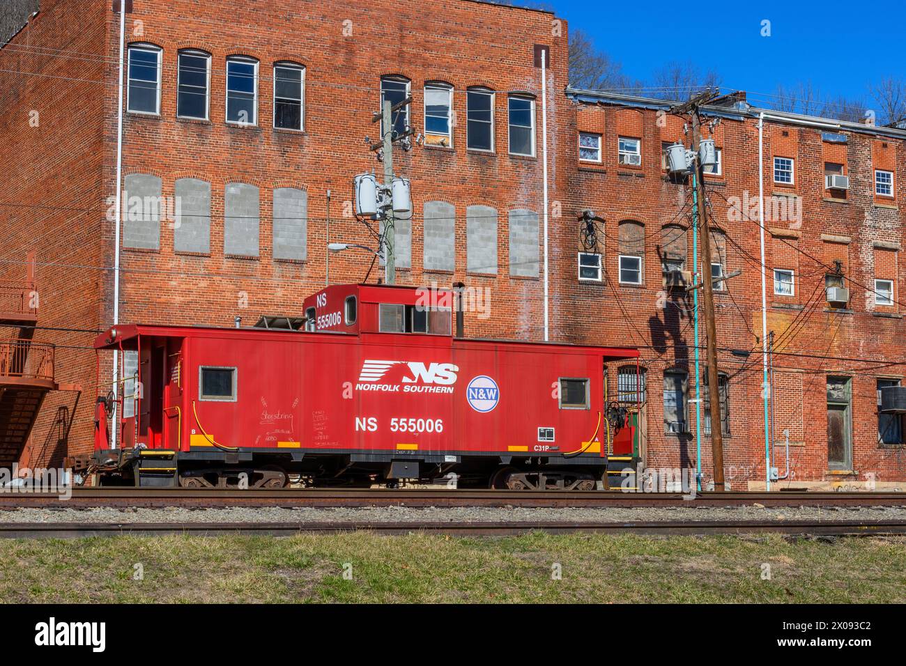 Big Stone Gap, Virginia, USA - 19. Februar 2024: Eisenbahngleise verlaufen hinter den Gebäuden im Hauptstrom der alten Kohlebergbaustadt. Stockfoto