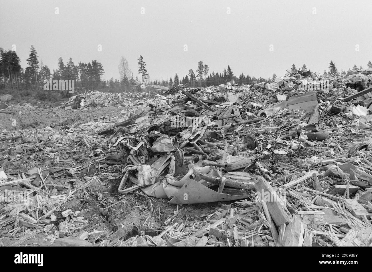 Tatsächlich 18 - 1 - 1974: Wrack am EntgleisOslo Renholdsverk nimmt Autowracks und fährt zur Deponie. Aber es gibt Abfall und Verschmutzung. Jedes Jahr wird die Natur durch Zehntausende von Autounfällen verschmutzt. Millionen gehen verloren, weil wertvolle Metalle nicht gepflegt werden. Jetzt wird jedoch eine neue Gebühr eingeführt, die bedeutet, dass Privatpersonen auch ihre Fahrzulagen abschaffen können, wenn der Kraftfahrzeugenexperte des Staates das "Todesurteil" verhängt hat. Es kostet 120 NOK zzgl. MwSt.. Dann kommen Arne Minde und Arild Lund an und nehmen das Wrack zur Deponie in Grønmo. Die Füllung mit Autounfall Stockfoto