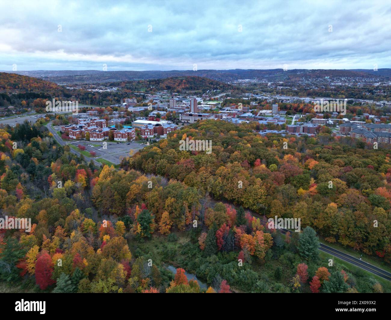 arialansicht der binghamton University in Vestal, New york im Herbst mit Herbstlaub (Blätter ändern ihre Farbe) in der Abenddämmerung, Sonnenuntergang, bewölktem Himmel (Bibliothek) Stockfoto