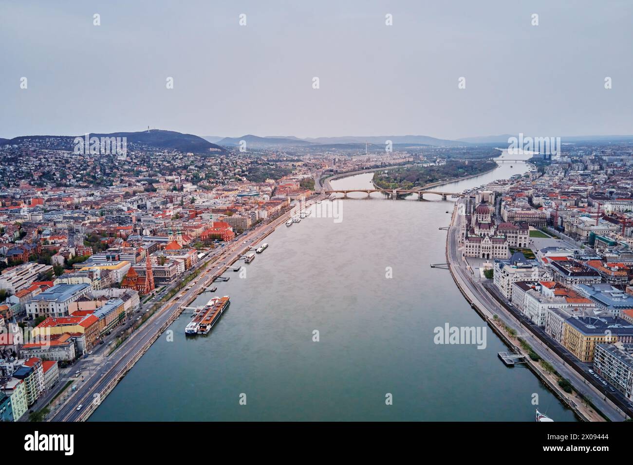 Panoramablick auf die Skyline von Budapest entlang der Donau. Blick aus der Vogelperspektive auf die Hauptstadt Ungarns mit historischen Gebäuden und berühmten Wahrzeichen Stockfoto