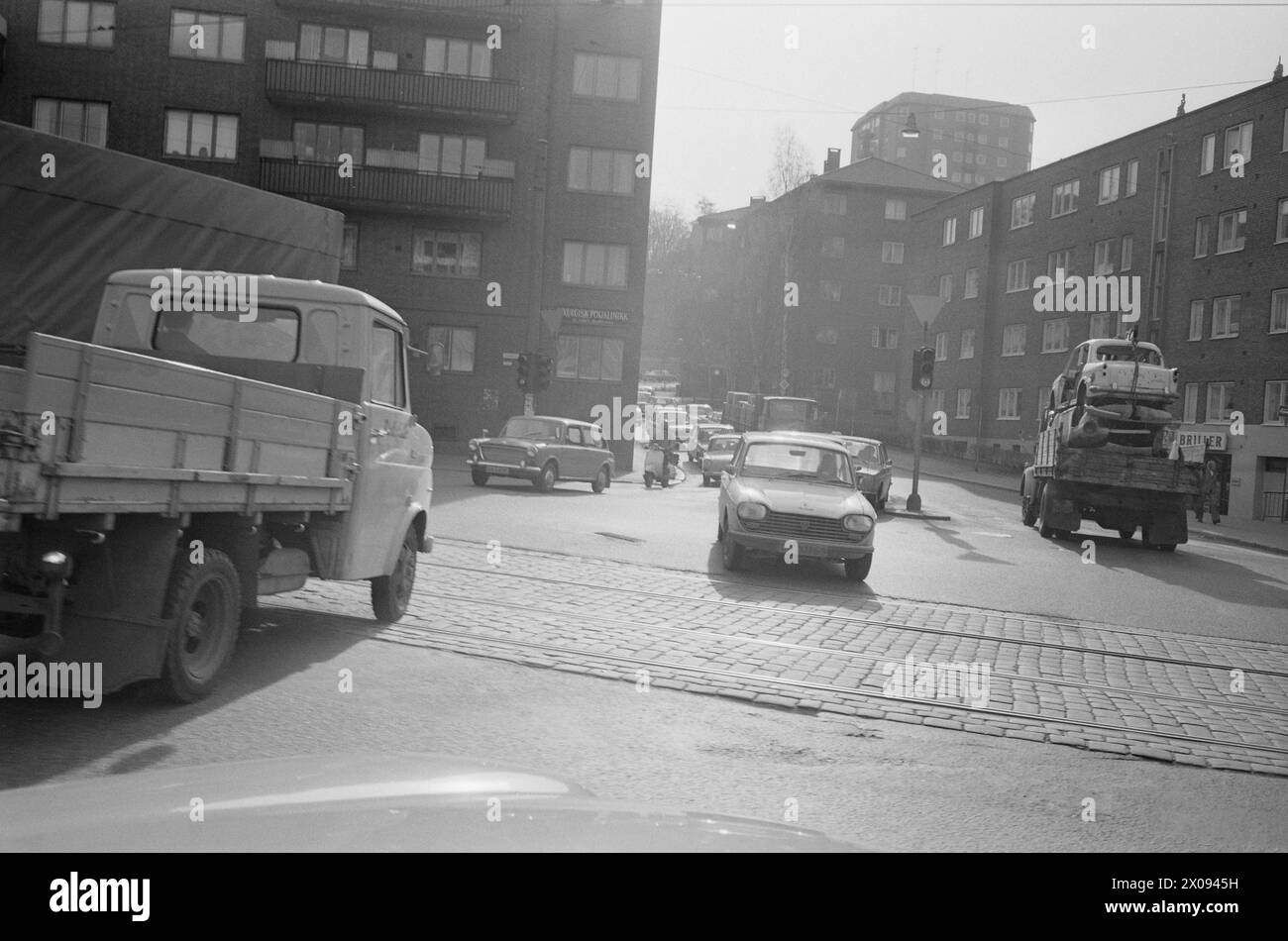 Tatsächlich 18 - 1 - 1974: Wrack am EntgleisOslo Renholdsverk nimmt Autowracks und fährt zur Deponie. Aber es gibt Abfall und Verschmutzung. Jedes Jahr wird die Natur durch Zehntausende von Autounfällen verschmutzt. Millionen gehen verloren, wenn wertvolle Metalle nicht gepflegt werden. Jetzt wird jedoch eine neue Gebühr eingeführt, die bedeutet, dass Privatpersonen auch ihre Fahrzulagen abschaffen können, wenn der Kraftfahrzeugenexperte des Staates das "Todesurteil" verhängt hat. Es kostet 120 NOK zzgl. MwSt.. Dann kommen Arne Minde und Arild Lund an und nehmen das Wrack zur Deponie in Grønmo. Ein seltsamer Anblick: 'c Stockfoto