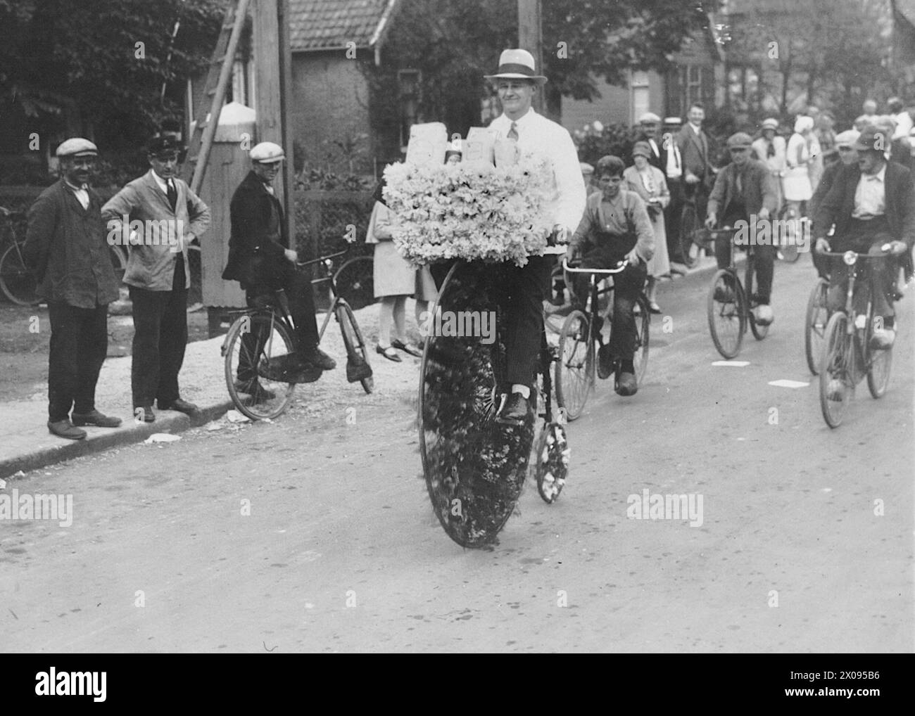 Blumenparade Aalsmeer. Mann auf dekoriertem Velocipede im Oosteinde, 1930 Stockfoto