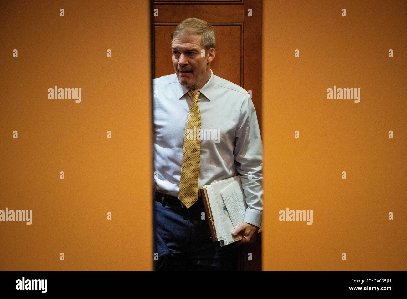Washington, USA. April 2024. Der Repräsentant Jim Jordan (R-OH) besteigt am Mittwoch, den 10. April, einen Aufzug im U.S. Capitol in Washington, DC. 2024. (Graeme Sloan/SIPA USA) Credit: SIPA USA/Alamy Live News Stockfoto