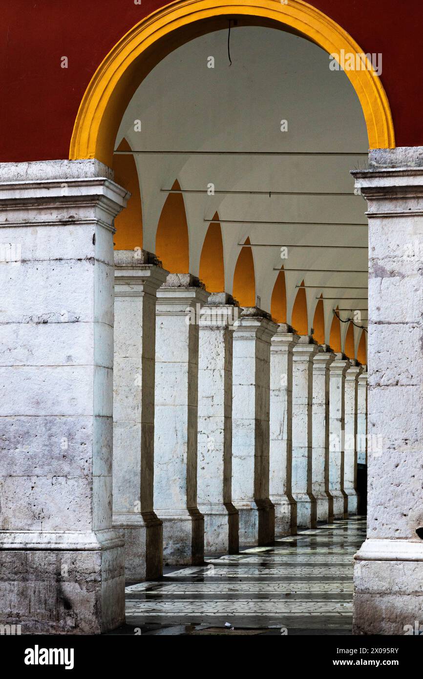 Bögen entlang der Außenseite eines Gebäudes Stockfoto