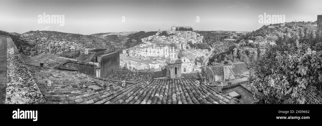 Panoramablick auf Ragusa Ibla, Heimat einer breiten Palette von barocker Architektur und malerischen unteren Stadtteil der Stadt Ragusa, Italien Stockfoto