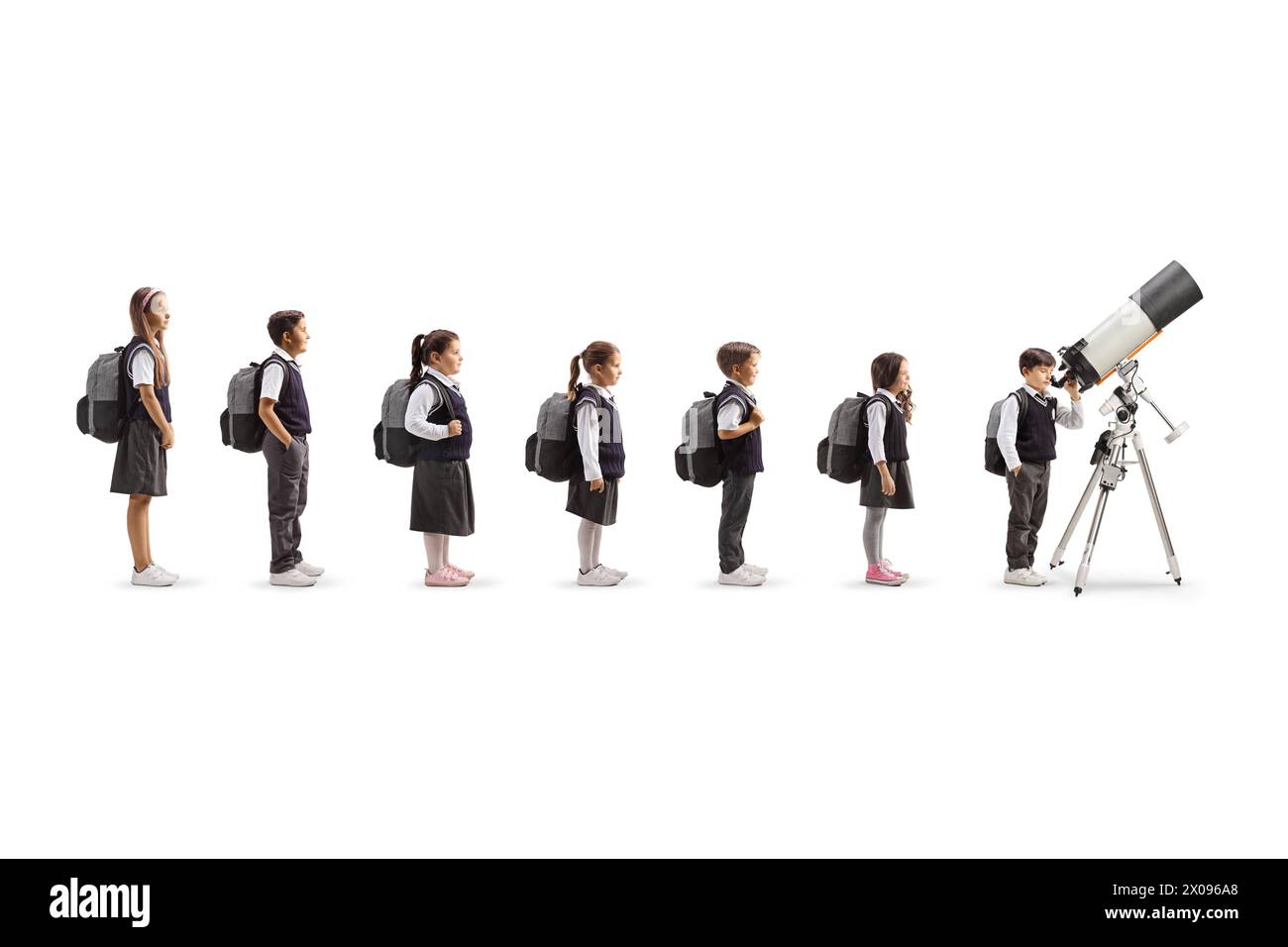 Schulkinder warten in der Schlange und Junge, der die Planeten und Sterne mit einem Teleskop auf weißem Hintergrund beobachtet Stockfoto