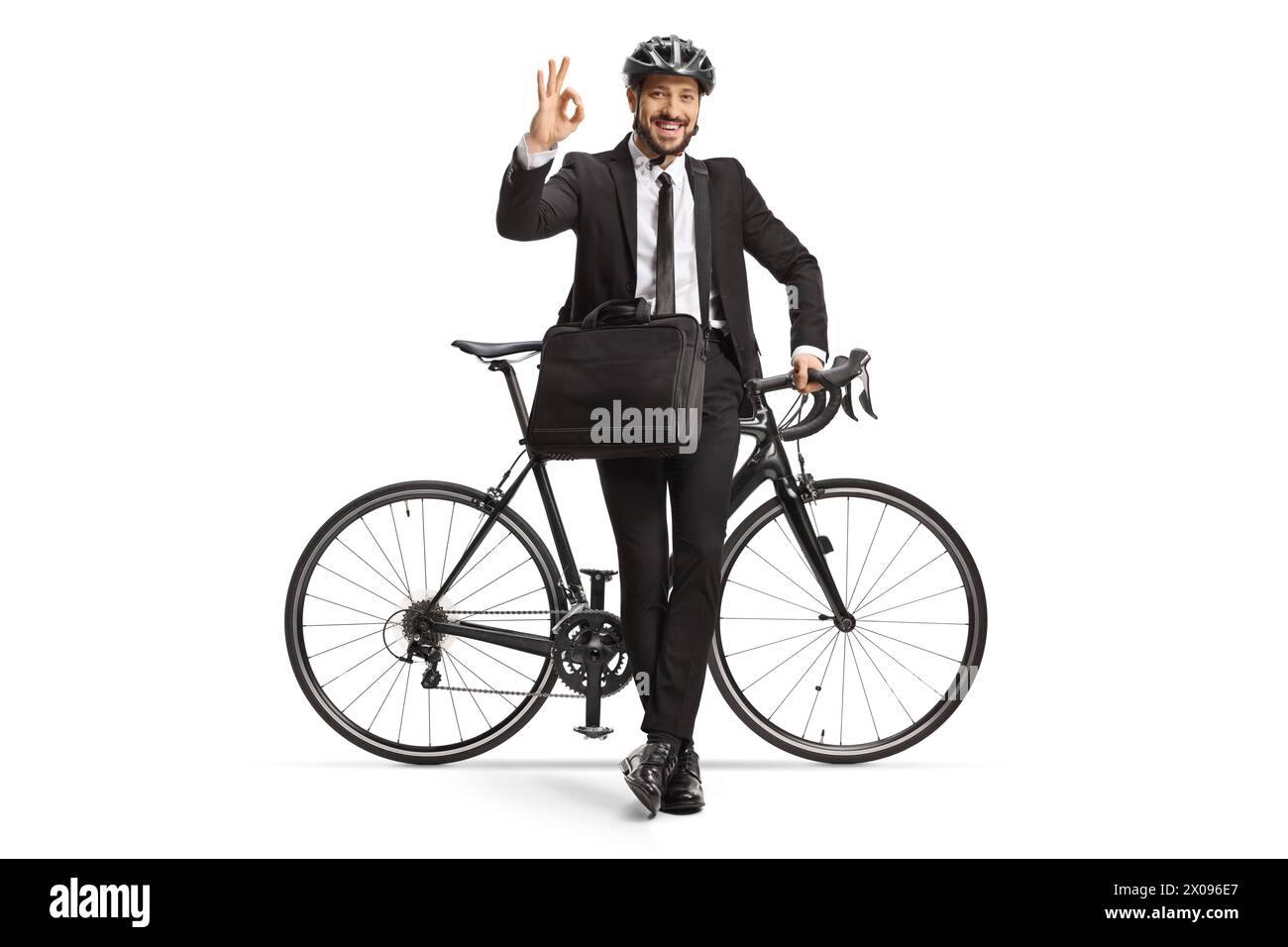 Geschäftsmann lehnt sich auf ein Fahrrad und Gesten OK Schild isoliert auf weißem Hintergrund Stockfoto