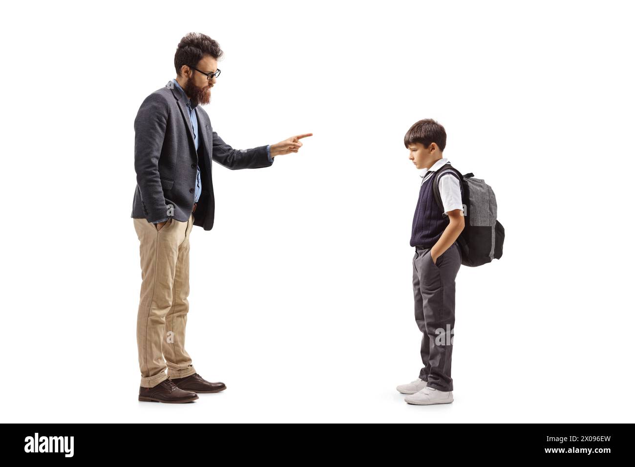 Profilaufnahme eines Vaters, der einen Schuljungen auf weißem Hintergrund beschuldigt Stockfoto